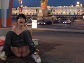 Пьяная русская путана голая мастурбирует на публике свой клитор