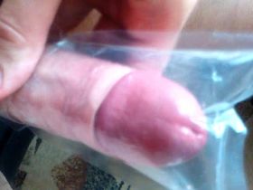 Мастурбирует свой большой пенис при помощи небольшого пакетика