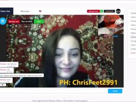 Симпатичная девушка на фоне ковра смотрит за мастурбирующим итальянцев