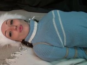 Связанная русская снегурка извивается под прицелом видеокамеры