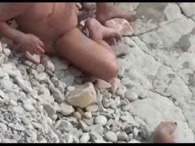 Муж с женой устроили дикий секс на пляже не подозревая о скрытой камере