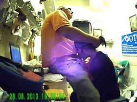 Замужняя хуесоска на работе пососала своему начальнику перед скрытой камерой