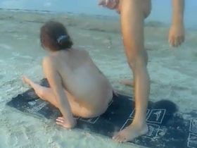 Русские свингеры на пляже поеблись со скромной девушкой перед камерой