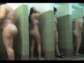 Видео снятое скрытой камерой в женской душевой с множеством попок и пилоток