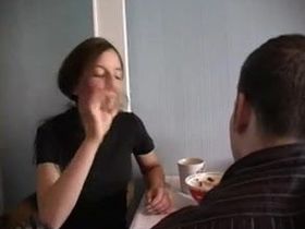 Студенческий секс на кухне с резвым трахом симпатичной подружки на столе