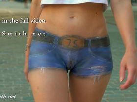 Стройная девушка гуляет по парку в нарисованных шортах и светит бритой пиздой