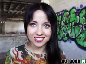 За деньги милая брюнетка пососала хуй и поеблась на улице до камшота на дойки