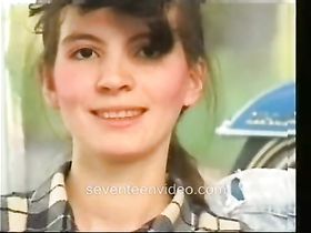 Молоденькая киска массирует клитор самотыком и трахает себя