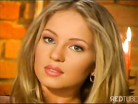 Шикарная леди полностью голая и ласкает себя пальчиками