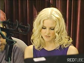 Чуваки снимают порно фильм с обворожительной блондинкой