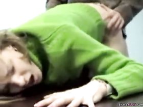 Русая телочка стоит раком и стонет от сладкой порки