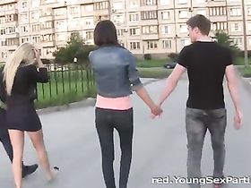 Две молодые пары устроили групповуху на квартире