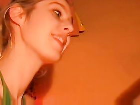 Продавщица делает глубокий минет в подсобке