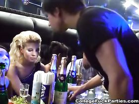 сучка выпила и трахнулась с двумя парнишками 